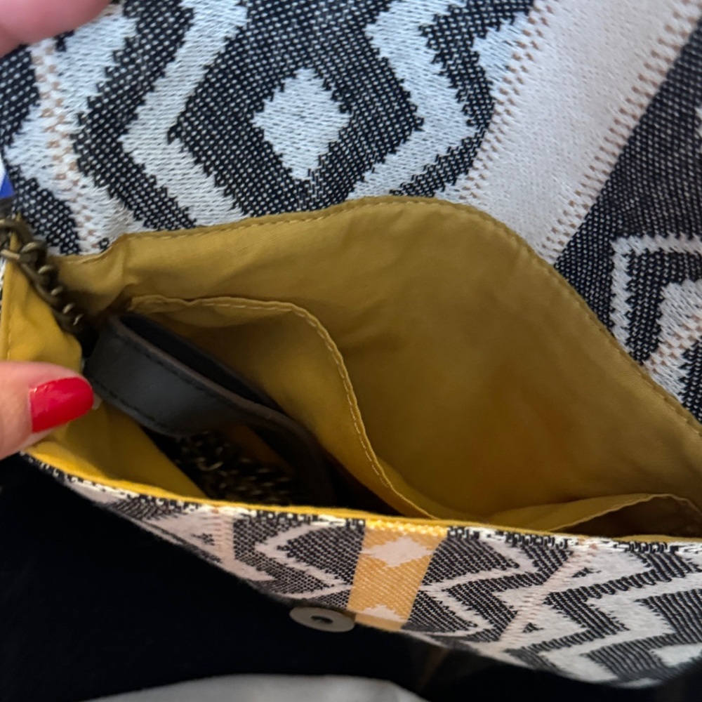 Geometric Patterned Clutch with Tassel / cross - Picture 4 of 5